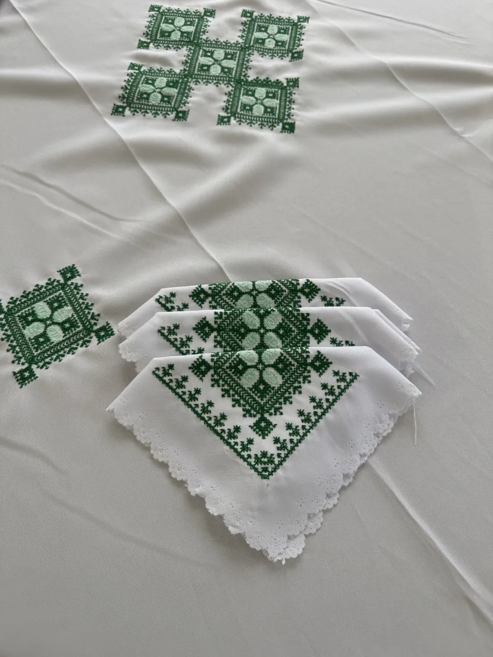 Nappe carré 1m50 x 1m50 blanc tarz fassi vert + 12 serviettes de table – Image 3