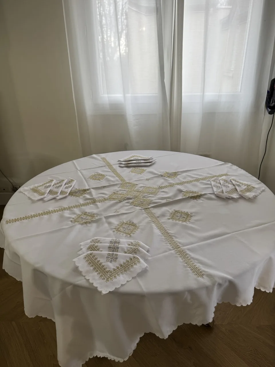 Nappe carré 1m50 x 1m50 blanc tarz fassi doré argenté + 12 serviettes de table