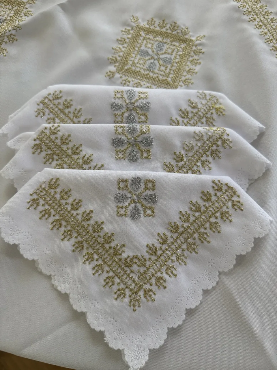 Nappe carré 1m50 x 1m50 blanc tarz fassi doré argenté + 12 serviettes de table – Image 3