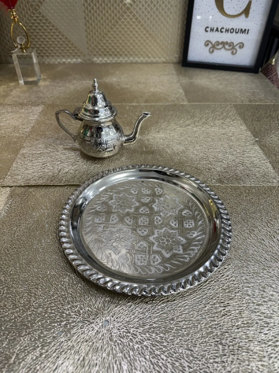 Set théière marocaine et plateau rond 2 verres – Image 3