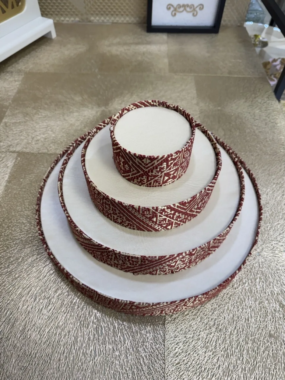 Présentoir de Dattes 4 Niveaux en Tissu Tarz El Fassi rouge – Image 2