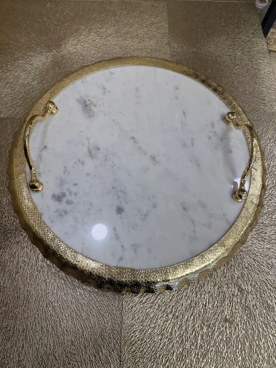 Plateau Rond en Marbre avec Bord Doré – Image 2