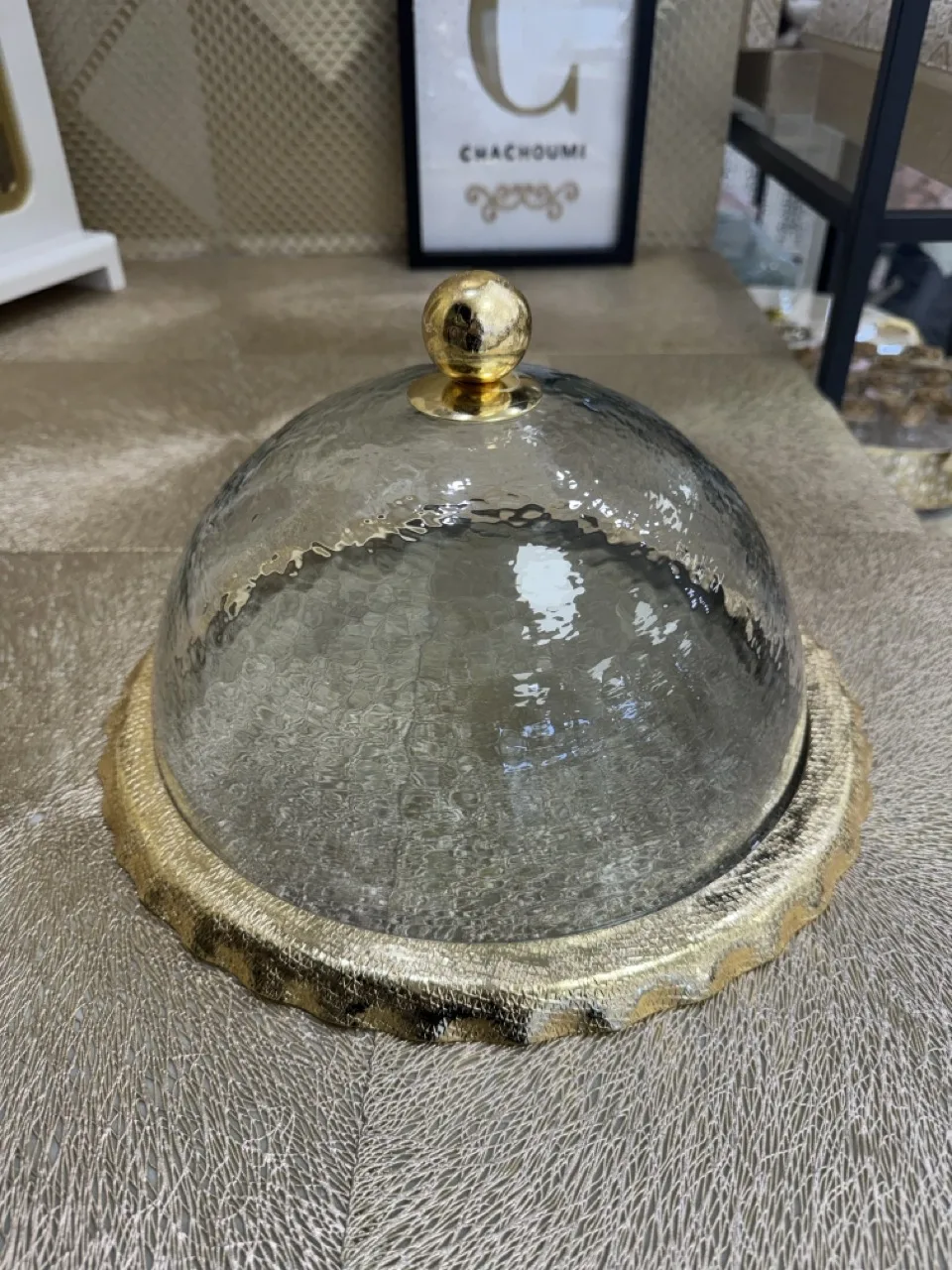 Cloche à gateaux transparente doré