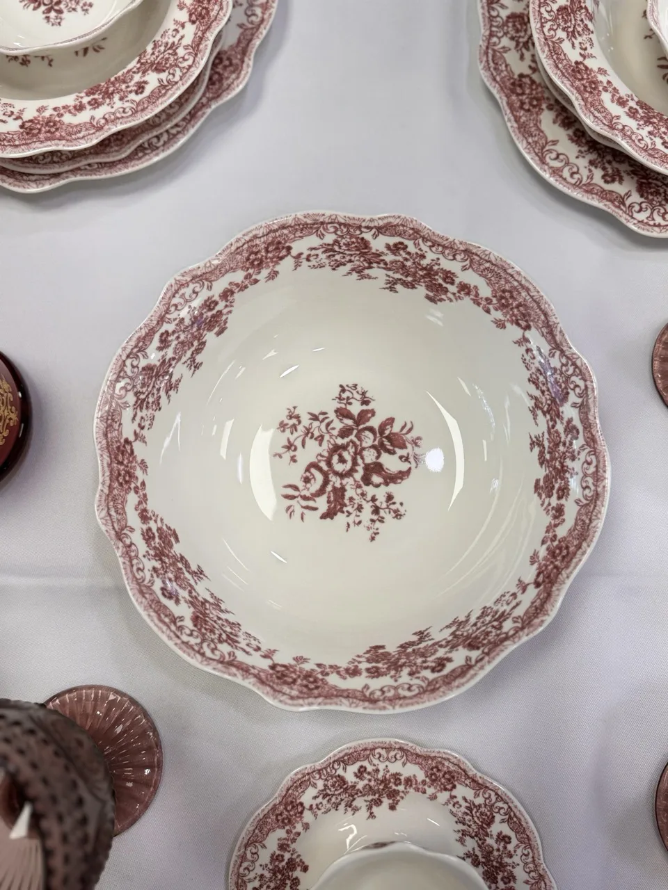 Service de table en porcelaine 26 pièces vieux rouge – Image 3