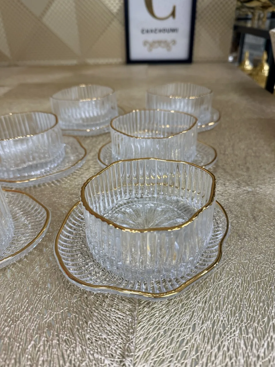 Ensemble de 6 coupelles et 6 soucoupes striées avec liseré doré