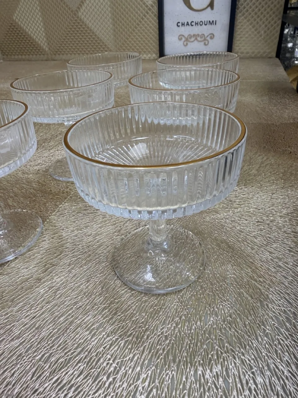 Ensemble de 6 coupes striées sur pied avec liseré doré