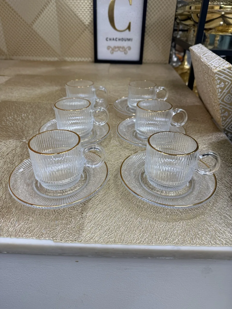 Ensemble de 6 tasses et 6 sous-tasses striées avec liseré doré
